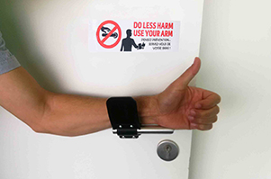 Dispositif d’ouverture de porte avec bras